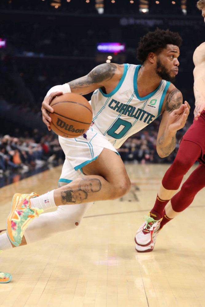  黄蜂布里奇斯回归首秀砍25+10  