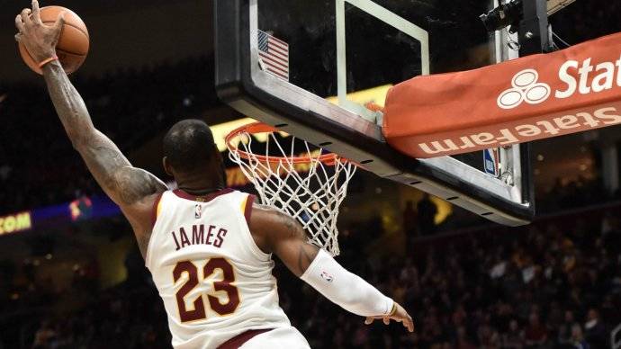  米切尔准三双骑士击退尼克斯锁定季后赛资格